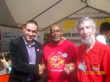 Lors de la Fte de l'Humanit,  Paris, du 11 au 13 sept., le chef du PCQ Francis Gagnon Bergmann ( gauche) et le trsorier du PCQ, Andr Cloutier ( droite) ont rencontr de nombreuses autres dlgations de partis communistes, ailleurs dans le monde, dont le secrtaire gnral du Parti communiste de la Guadeloupe (au centre) ...