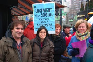 Qubec solidaire tait prsent lors de la manifestation du 27 novembre  Montral pour rappeler l'importance de lutter contre la pauvret; au centre : la candidate de Qubec solidaire dans Outremont, May Chu ...