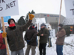 Une trentaine de militants et militantes de Qubec solidaire manifestent devant les bureaux de Radio-Canada au Saguenay pour revendiquer le droit de ce parti de participer au dbat des chefs ...